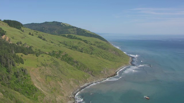 WS AERIAL POV在失落海岸的青山和海岸线，加利福尼亚视频素材