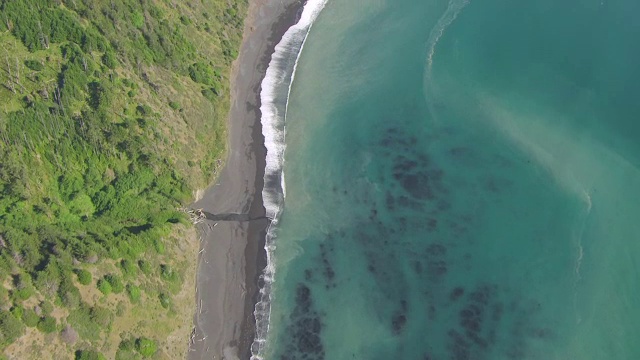 WS AERIAL POV在失落海岸的青山和海岸线，加利福尼亚视频素材