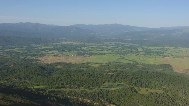 WS AERIAL POV绿色景观和山在门多西诺国家森林，加利福尼亚州视频素材