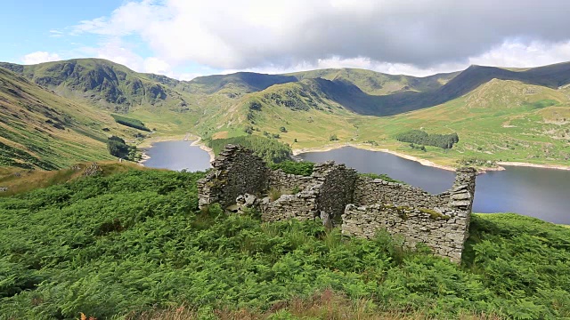 在一个废弃的Bothy, Haweswater湖，湖区国家公园，坎布里亚，英格兰，英国的夏季视图视频素材