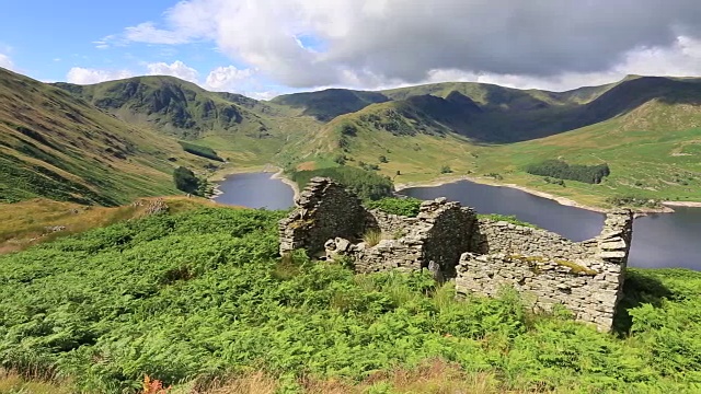 在一个废弃的Bothy, Haweswater湖，湖区国家公园，坎布里亚，英格兰，英国的夏季视图视频素材