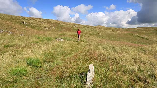 英国坎布里亚湖区国家公园，老尸体路上的步行者倒下视频素材