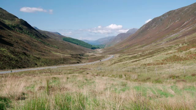 沿着山谷/各种各样的蜿蜒道路，英国的观点视频素材