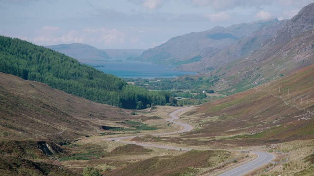 沿着山谷/各种各样的蜿蜒道路，英国的观点视频素材