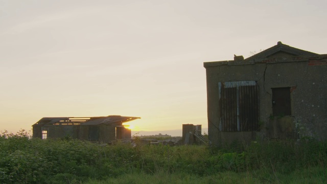 MS黄昏时的废墟建筑/各种各样，英国视频素材