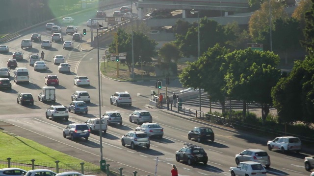 在南非西开普的开普顿n2公路上行驶的汽车的交通灯视频素材