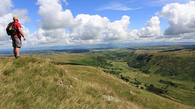 英国坎布里亚湖区国家公园，俯瞰斯温德尔山谷的沃克视频素材