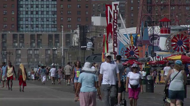 拥挤的科尼岛海滩木板路，卢娜公园，夏日热浪视频素材