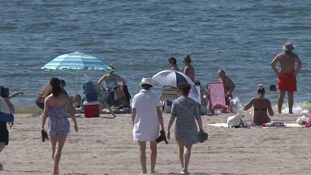 康尼岛海滩，日光浴者，夏日热浪视频素材