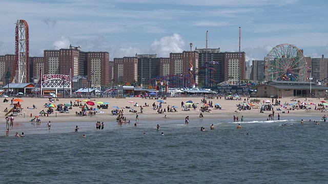 康尼岛海滩日光浴，露娜公园，奇观轮-炎热的夏天下午视频素材