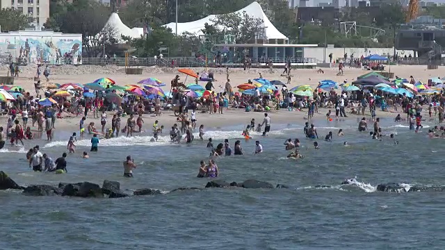 炎热夏日拥挤的康尼岛海滩视频素材