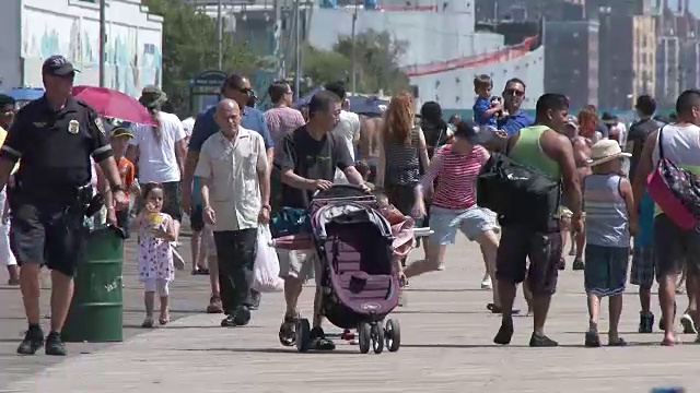 拥挤的科尼岛海滩木板路，夏季热浪视频素材