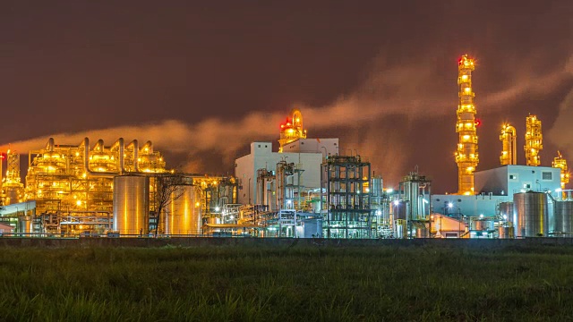 时间流逝:石化工厂的夜景视频素材