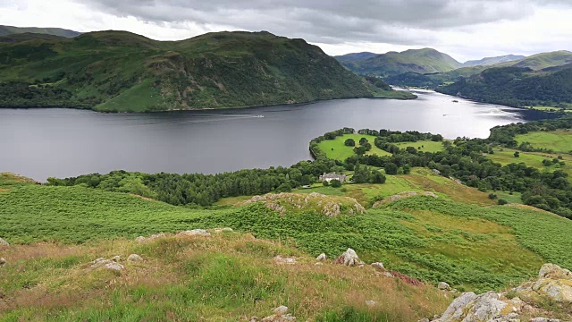 英国坎布里亚郡，湖区国家公园，乌尔斯沃特湖的夏日景色视频素材