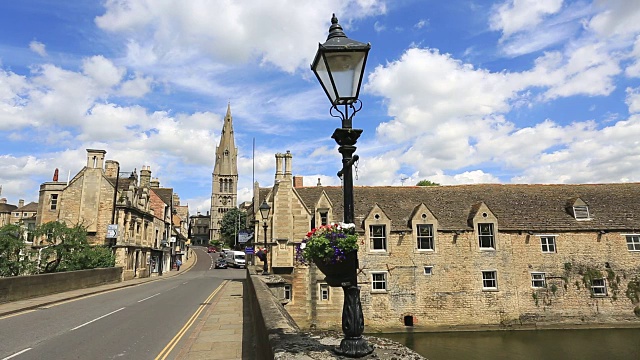 英国林肯郡斯坦福德的乔治时代集镇的夏日景色视频素材