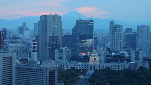 黄昏时分的富士山和国民议会大厦视频素材