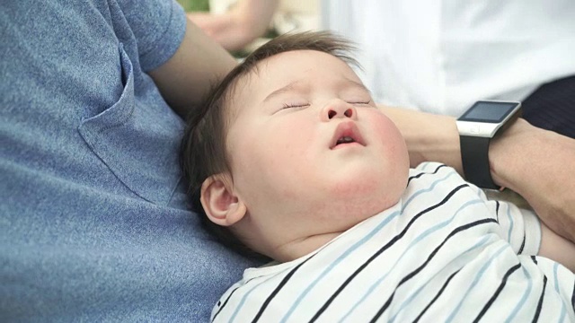 小男孩和家人在户外睡觉。视频素材