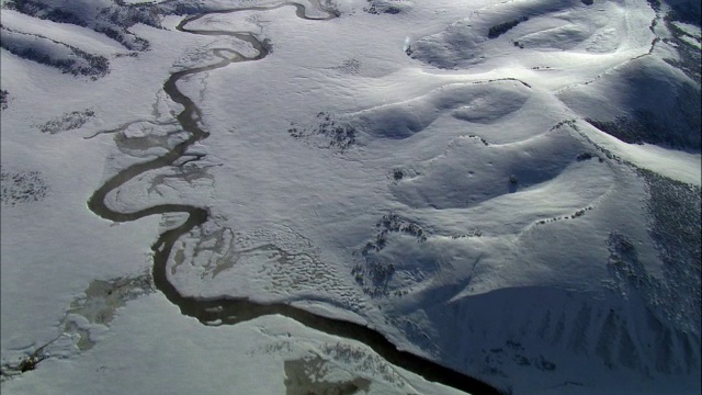 美国黄石公园，雪景中蜿蜒河流上的空中轨道视频素材