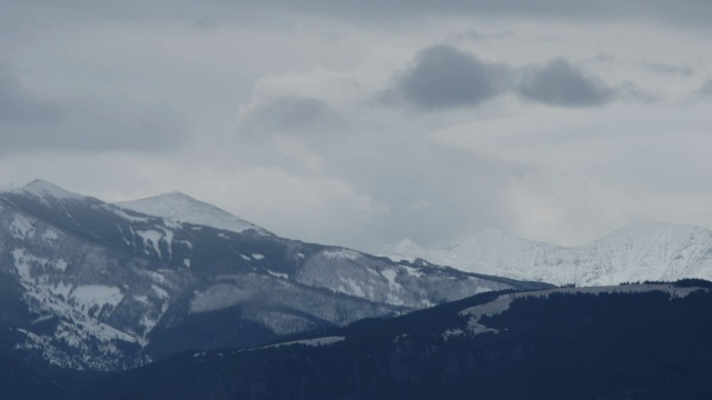 乌云掠过雪山。视频素材