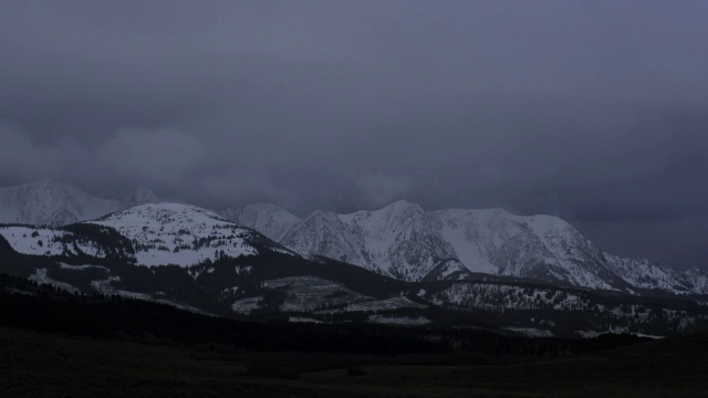 云在雪山上翻腾。视频素材