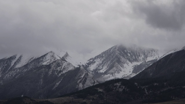 乌云在雪山上翻腾。视频素材