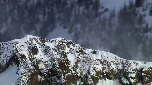 从美国黄石国家公园山脊吹雪的空中轨道视频素材