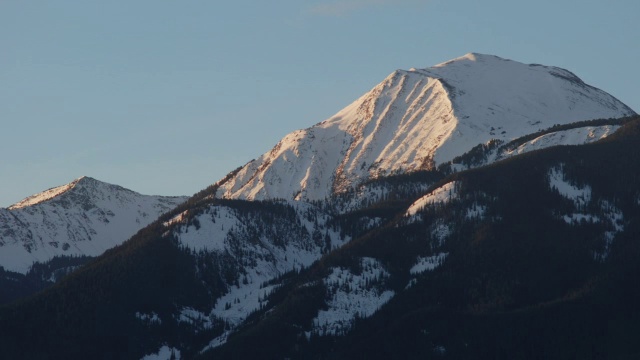 雪山被黎明照亮。视频素材