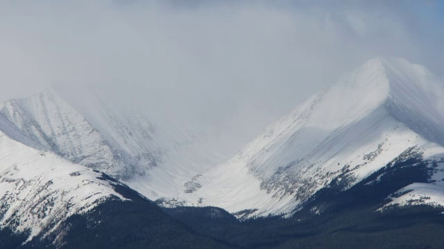 云在雪山上翻腾。视频素材