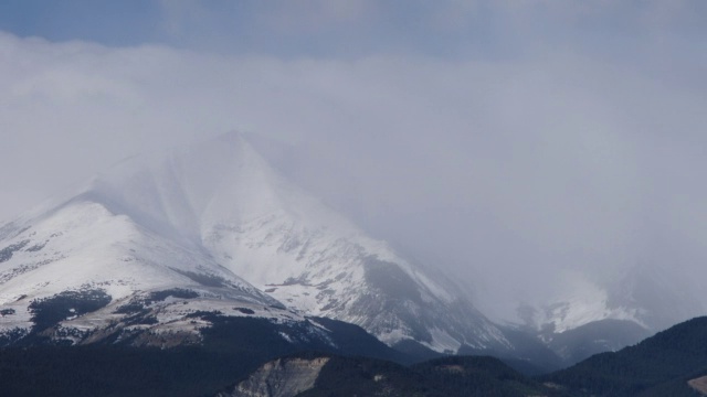 云在雪山上翻腾。视频素材