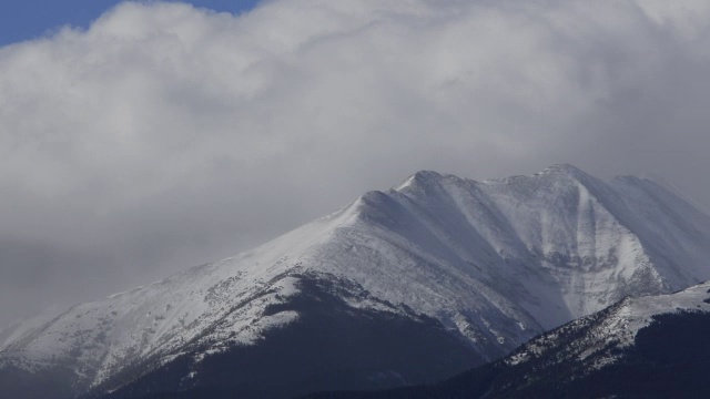 潘正越过山谷，乌云在山峦上翻滚。视频素材