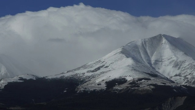 潘留下了雪山，背景是滚滚的云。视频素材