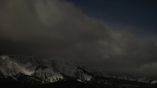 云在雪山上翻腾。视频素材