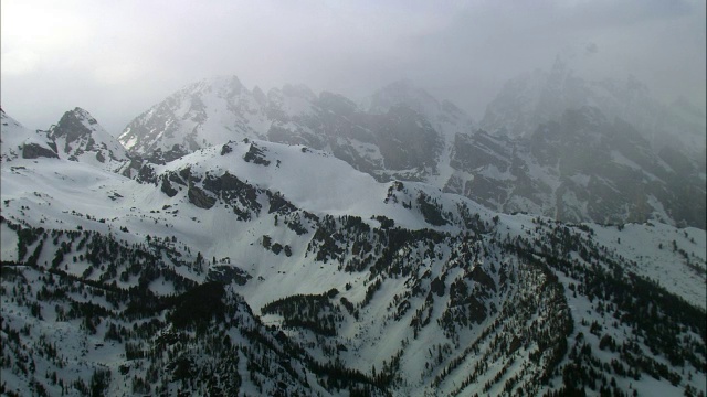 美国黄石公园，覆盖着薄雾的雪山上空的空中轨道视频素材