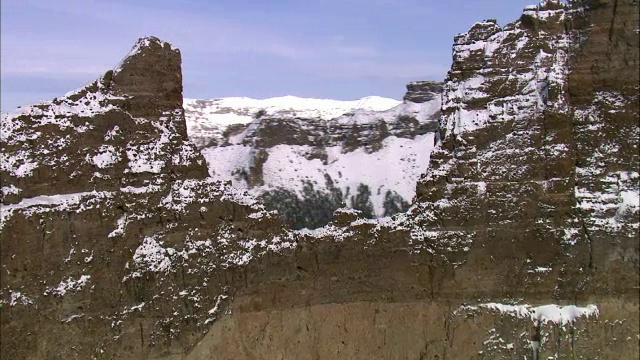 美国黄石公园，向雪山山脊的空中轨道视频素材