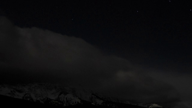 夜间云层在山峦上翻腾。视频素材