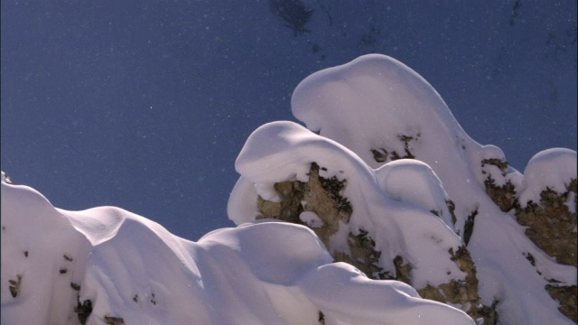 漂移的冰晶在雪岩上，黄石公园，美国视频素材