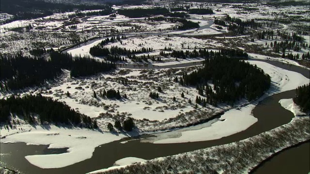 美国黄石公园，雪景中蜿蜒河流上的空中轨道视频素材