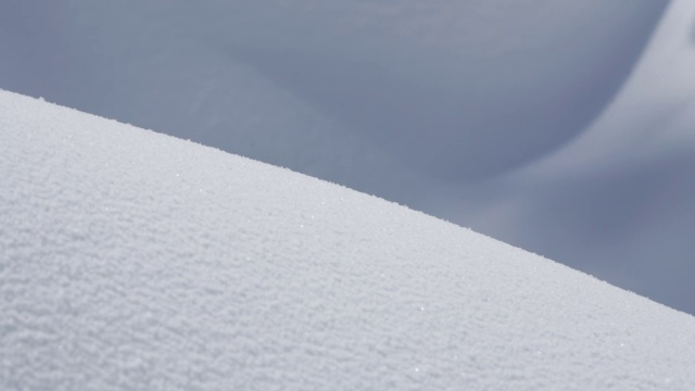 阴影掠过白雪皑皑的山丘。视频素材