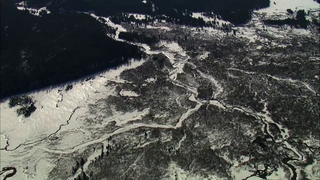 美国黄石公园雪域河流上空的空中轨道视频素材