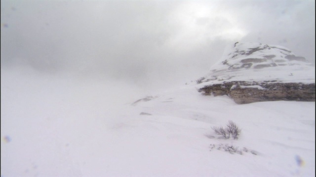 暴风雪期间，雪吹过山坡，黄石国家公园，美国视频素材