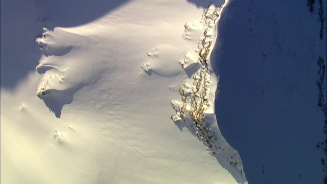 美国黄石公园雪山山脊上空的航迹视频素材