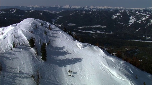 美国黄石国家公园雪山上空的空中轨道视频素材