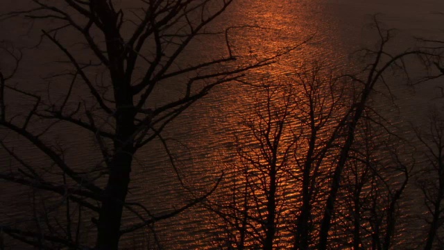 夕阳映照在湖面上，美国黄石公园视频素材