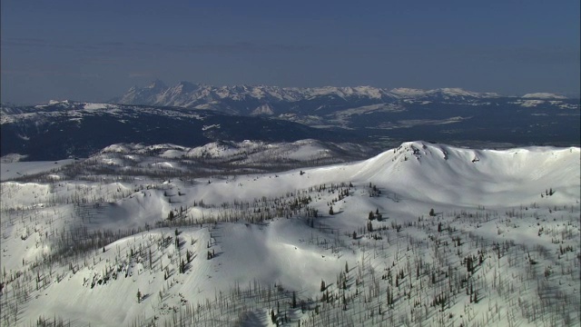 美国黄石公园雪山上空的空中轨道视频素材