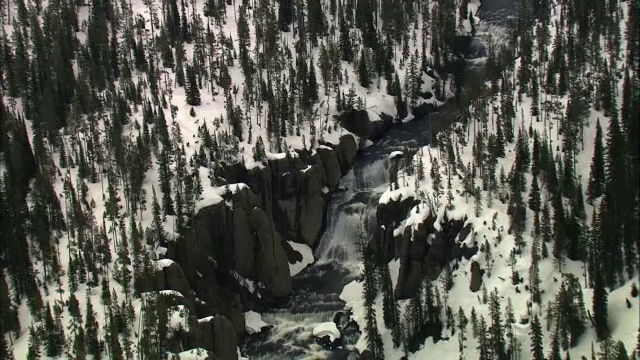 美国黄石公园雪地森林瀑布上空的空中轨道视频素材