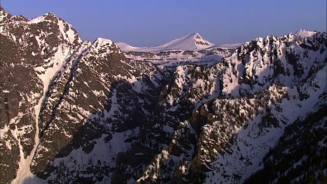 美国黄石公园雪山上空的空中轨道视频素材