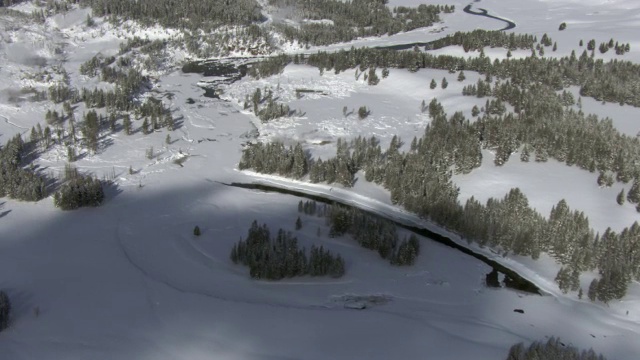 美国黄石公园冰雪覆盖的山谷上空的空中轨道视频素材