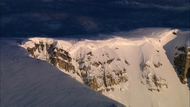 美国黄石公园，远离雪山山脊的空中轨道视频素材