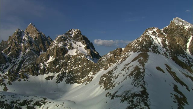 美国黄石公园，通往雪山的空中轨道视频素材