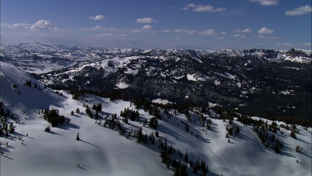 美国黄石国家公园，雪地覆盖的山坡上的空中轨道视频素材